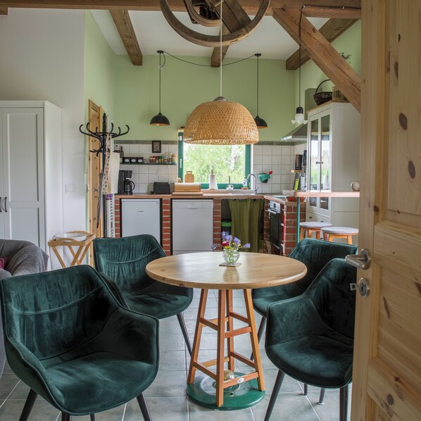 Fridge, oven, stovetop, dishwasher