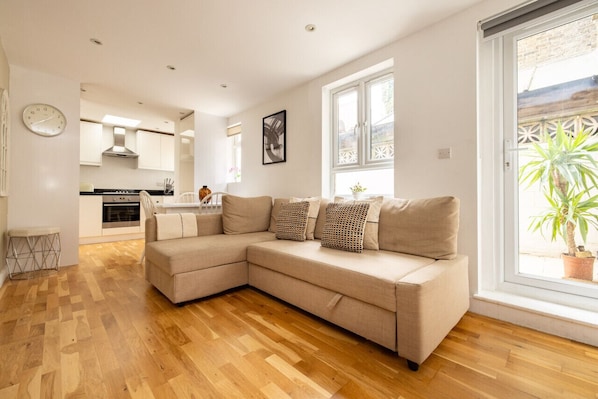 Smart TV - 2 Bed Apartment in Battersea (London)