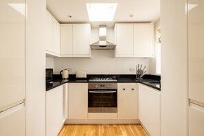 Fridge, microwave, oven, stovetop - 2 Bed Apartment in Battersea (London)
