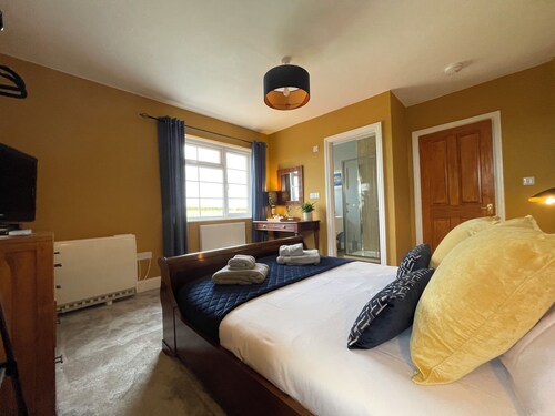 Rame View - Double Bedroom with En-suite