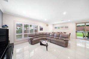 Smart TV, video games, DVD player, books - Jam Home | Sydney Motorpark & Parramatta CBD (Girraween)