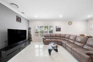 Smart TV, video games, DVD player, books - Jam Home | Sydney Motorpark & Parramatta CBD (Girraween)