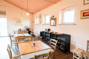 Superior-villa - udsigt over vingård | Opholdsområde | 30-tommers fladskærms-tv med satellitkanaler