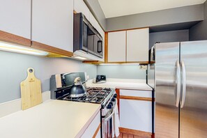 Geladeira, micro-ondas, fogão, cooktop