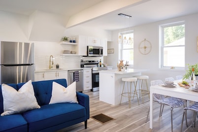 Gorgeous renovated-5 min to Main St-BBQ-Firepit-Free Sandbanks pass-Pac Man game