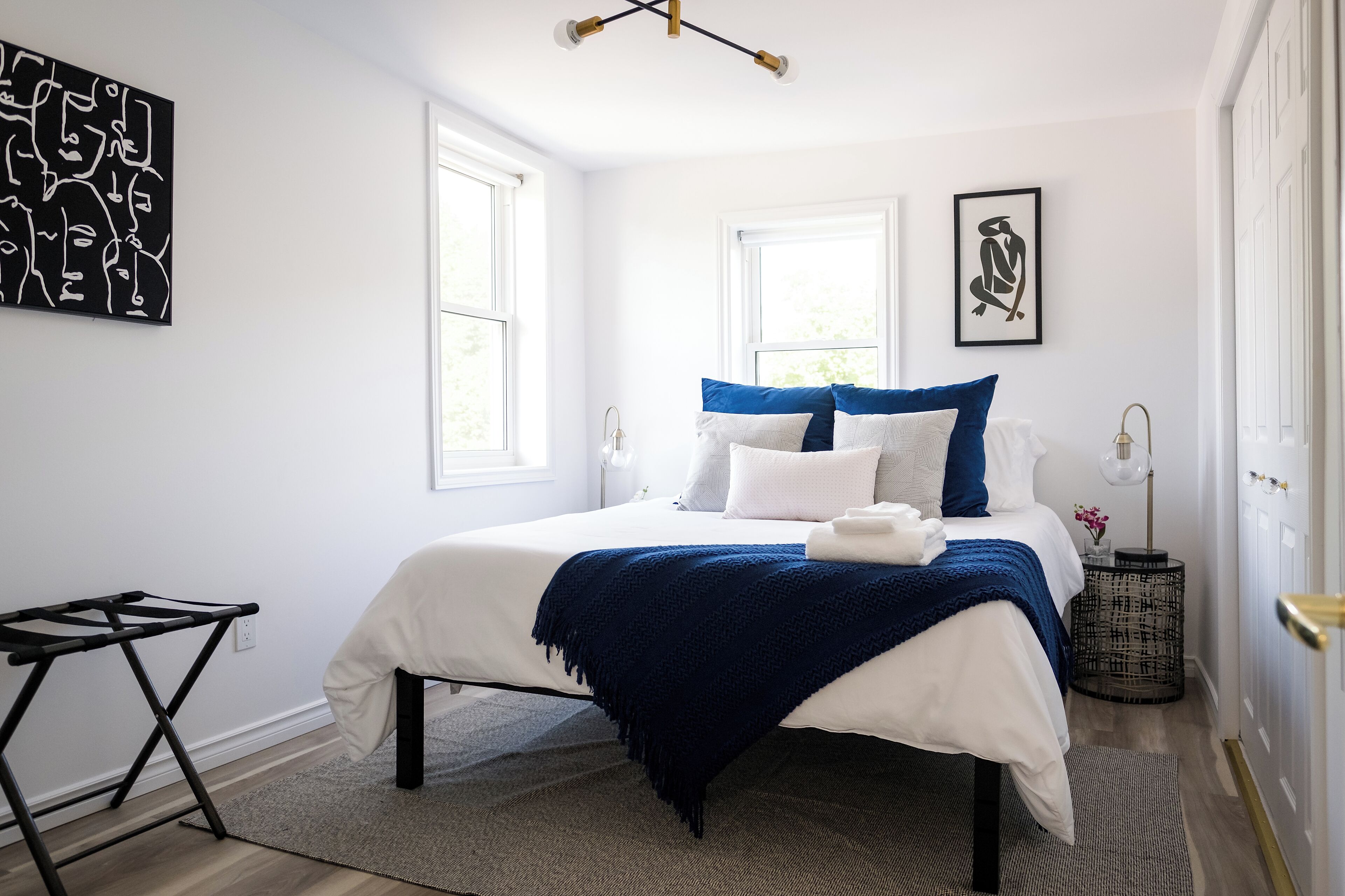 3 chambres, bureau, fer et planche à repasser, lit parapluie