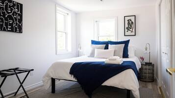 3 bedrooms, desk, iron/ironing board, travel crib