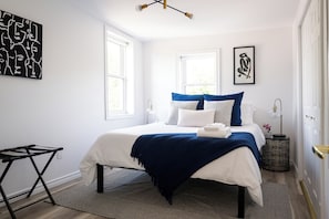 3 soverom, skrivebord, strykejern/-brett og reiseseng for barn