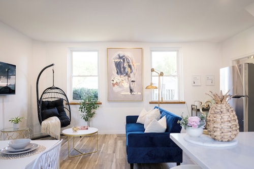 Gorgeous renovated-5 min to Main St-BBQ-Firepit-Free Sandbanks pass-Pac Man game