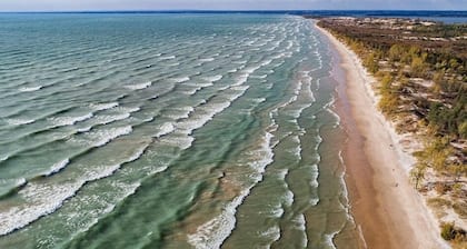 Gorgeous renovated-5 min to Main St-BBQ-Firepit-Free Sandbanks pass-Pac Man game