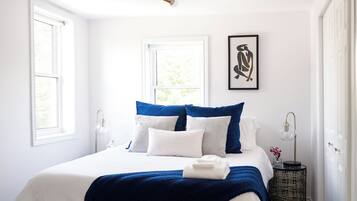 3 slaapkamers, een bureau, een strijkplank/strijkijzer, reisbedje