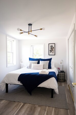 3 bedrooms, desk, iron/ironing board, travel cot - Gorgeous renovated-5 min to Main St-BBQ-Firepit-Free Sandbanks pass-Pac Man game (Prince Edward)