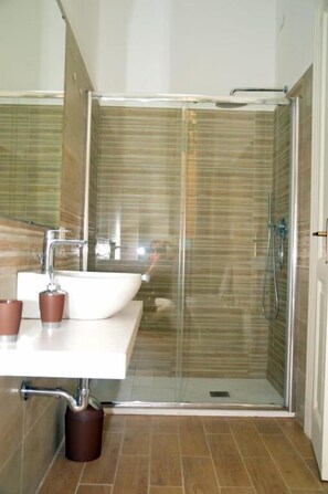 Douche, douche à « effet pluie », sèche-cheveux, bidet