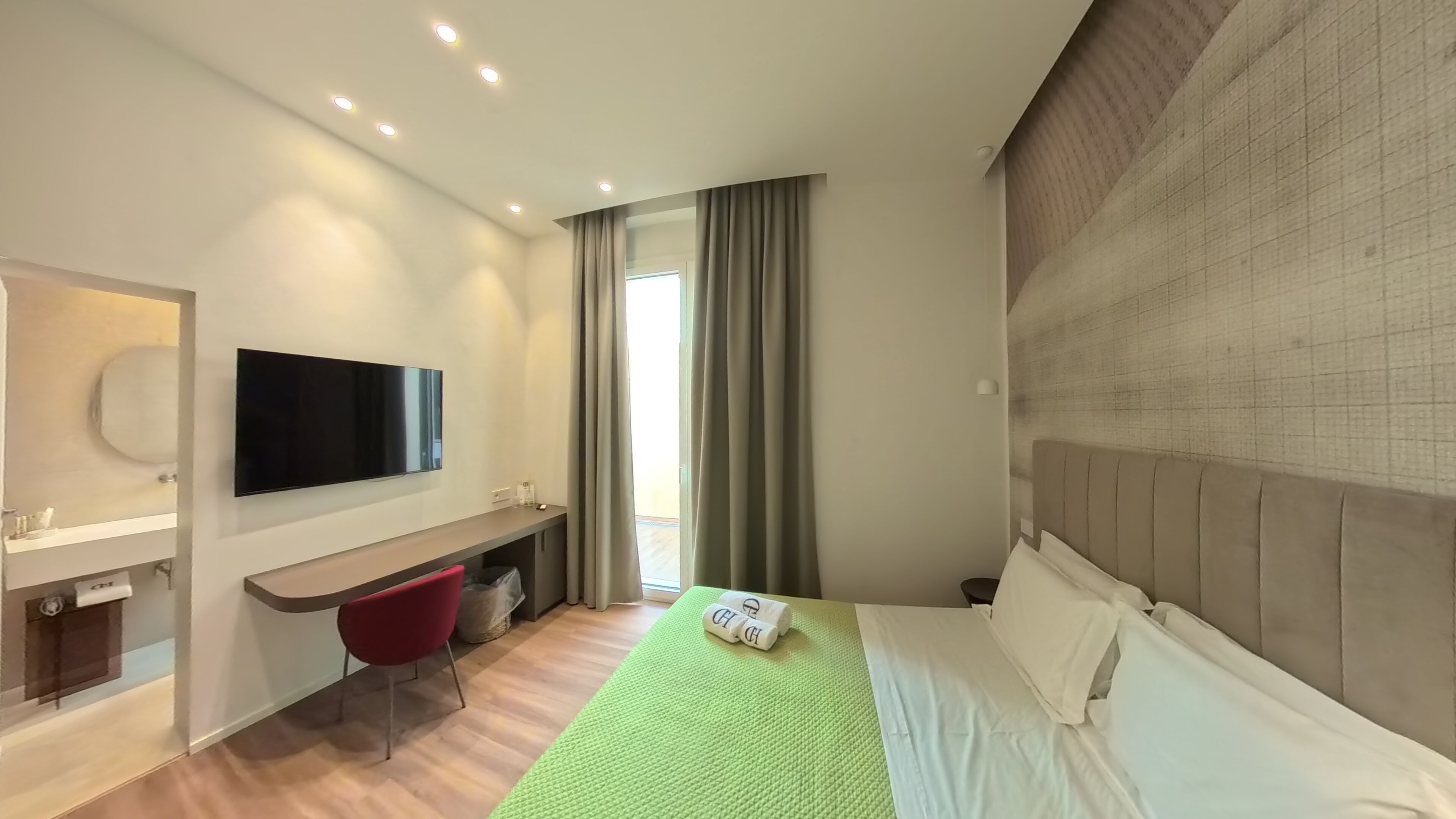 Habitación cuádruple estándar | Minibar, escritorio, wifi gratis y ropa de cama