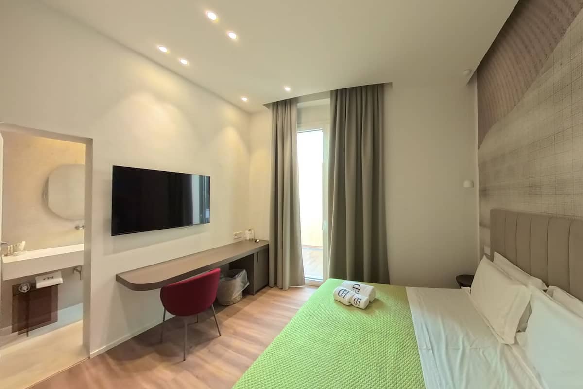 Chambre quadruple Standard | Minibar, bureau, accès au Wi-Fi (inclus), literie fournie