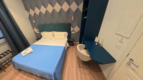 Standard Room | Minibar, desk, free WiFi, bed sheets - Correttori House (Reggio Calabria)