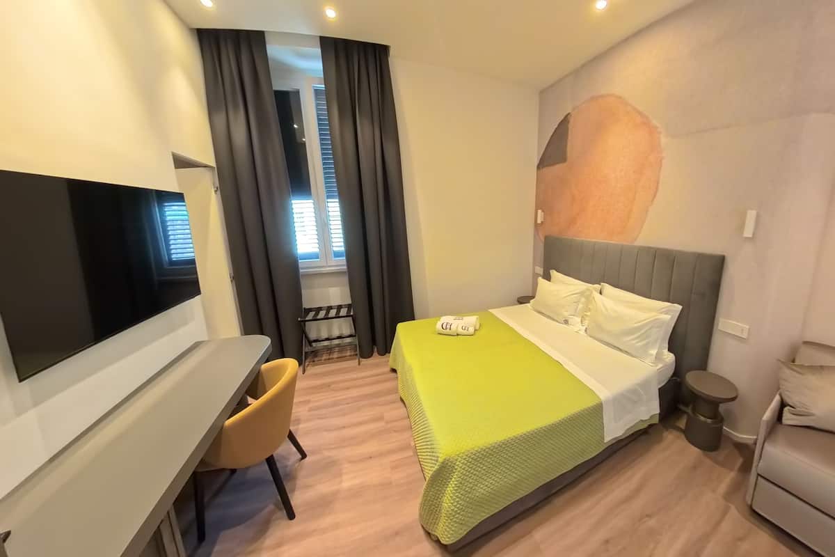 Chambre triple | Minibar, bureau, accès au Wi-Fi (inclus), literie fournie