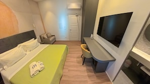 Triple Room | Minibar, desk, free WiFi, bed sheets - Correttori House (Reggio Calabria)