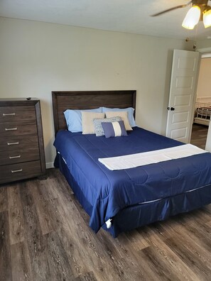 3 bedrooms, iron/ironing board, WiFi, bed sheets