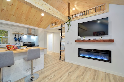 Beautiful cabin close to golf, skiing, marina and city. (Dog friendly)