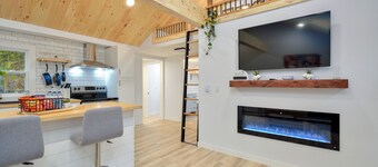 Beautiful cabin close to golf, skiing, marina and city. (Dog friendly)