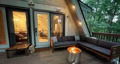 Cute cabin retreat near Shenandoah National Park and pet friendly!