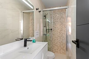 SĂšche-cheveux, serviettes fournies, papier toilette