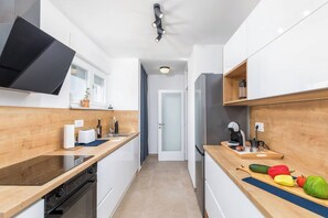 Frigorifero, forno, piano cottura, lavastoviglie