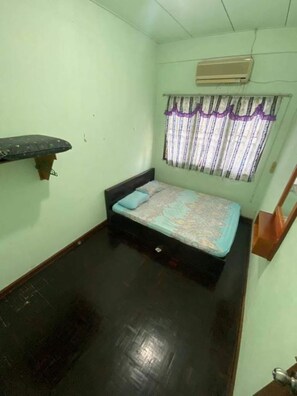 5 bedrooms, iron/ironing board, bed sheets - 3 minutes to Lahad Datu Airport, few minutes to Fajar Centre and Lahad Datu City (Lahad Datu)