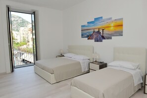 1 chambre, bureau, fer et planche à repasser, lit parapluie