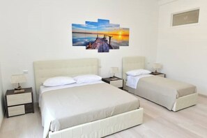 1 Schlafzimmer, Schreibtisch, Bügeleisen/Bügelbrett, Reisekinderbett