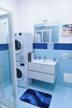 Sèche-cheveux, serviettes fournies, savon, papier toilette