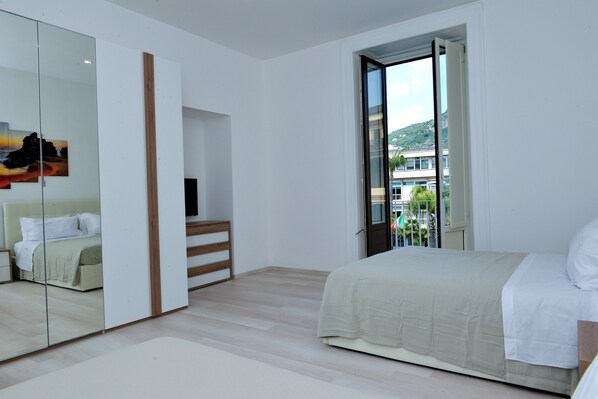 1 chambre, bureau, fer et planche à repasser, lit parapluie