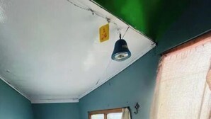 Ein kleines, kompaktes Badezimmer mit Toilette, Waschbecken und Duschbereich.