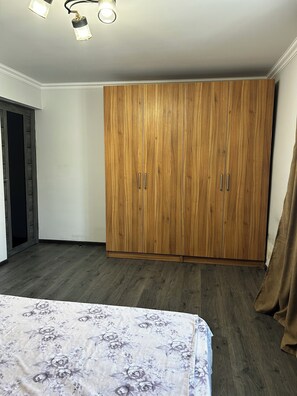 1 habitación, tabla de planchar con plancha, wifi y ropa de cama