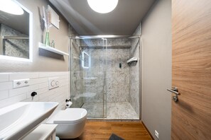 Een douche, een haardroger, handdoeken, zeep