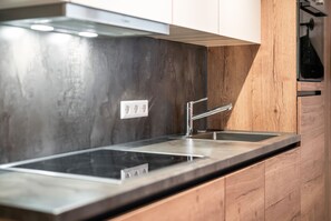 Fridge, oven, stovetop, dishwasher