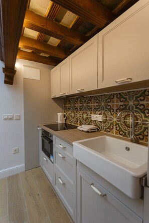 Refrigerador, microondas, horno y cafetera y tetera