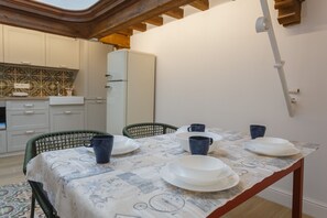Refrigerador, microondas, horno y cafetera y tetera