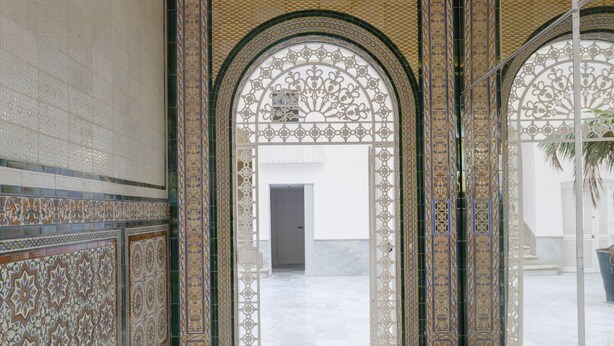 A corridor with ornate tile work and a marble floor, leading to a door. - Estudio Amor BRUJO by Cadiz4Rentals (Cádiz)