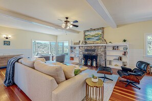 TV, ping pong, books - Fitch Mountain Cabin | Main house with river views, hot tub, decks, Ping-Pong (Healdsburg)