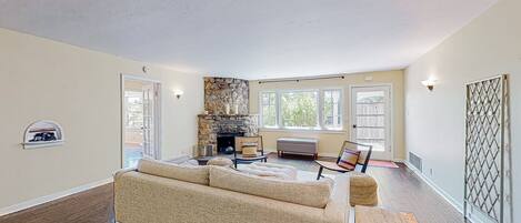 Fernseher, Tischtennisplatte, Bücher