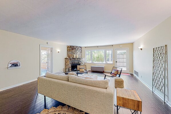 Fernseher, Tischtennisplatte, Bücher