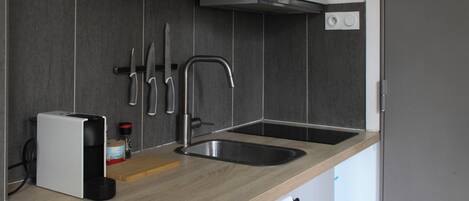 Kühlschrank, Geschirrspüler, Wasserkocher mit Kaffee-/Teezubehör