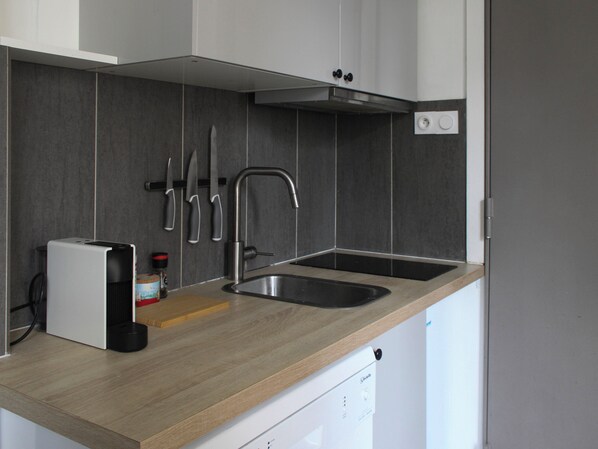 Fridge, dishwasher, coffee/tea maker