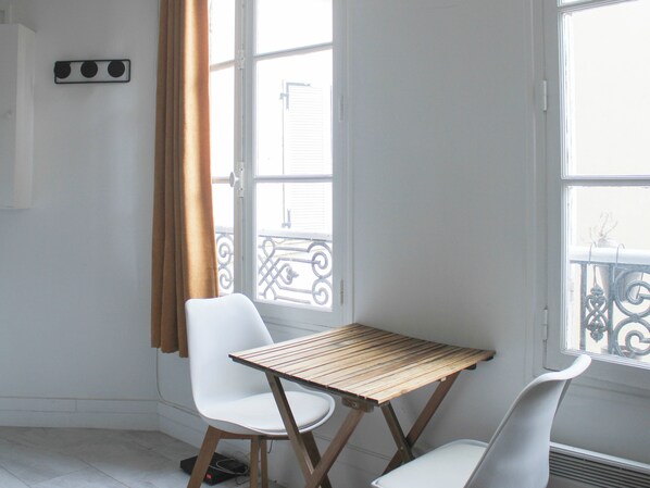 Dining - Nice studio in the 8eme (Paris)