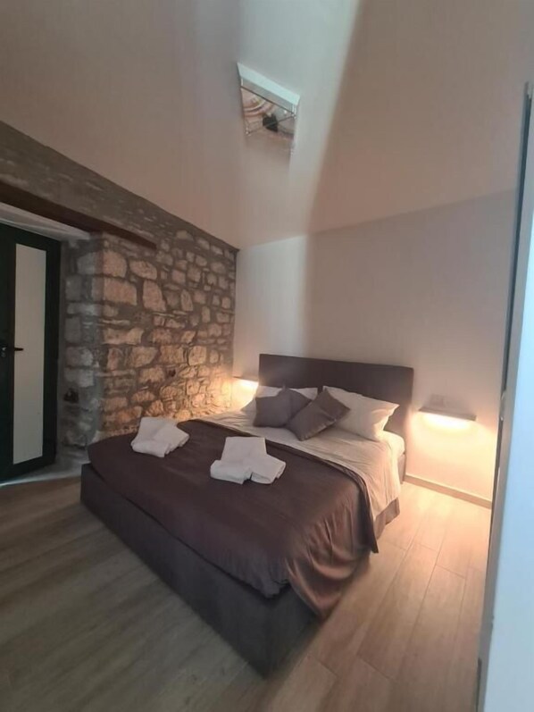 Honeymoon Room, 1 Double Bed | 1 bedroom, desk, free WiFi, bed sheets