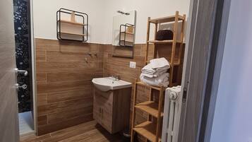 Chambre Quadruple Familiale, 1 lit double et 1 canapé-lit | Salle de bain