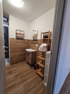 Quarto quádruplo família, 1 cama de casal e sofá-cama | Banheiro | Chuveiro, chuveiro com efeito de chuva, produtos de toalete grátis 