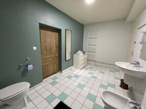 Hair dryer, towels - The Adelaide Boudoir, Charmant gîte avec lit king size et accès PMR (Vendresse)